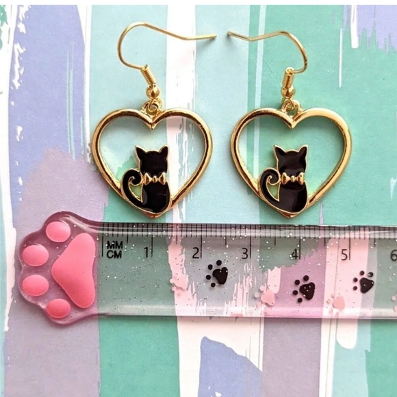 Black Cat Gold Heart Shaped Dangling Hook Earrings - Picture 4 of 7